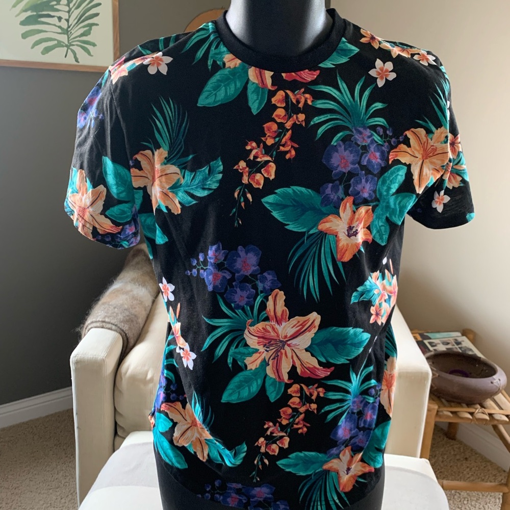 Rue 21 Jersey Scoop  Hem Size MediumVibrant Short Sleeve Tee with Tropical Print